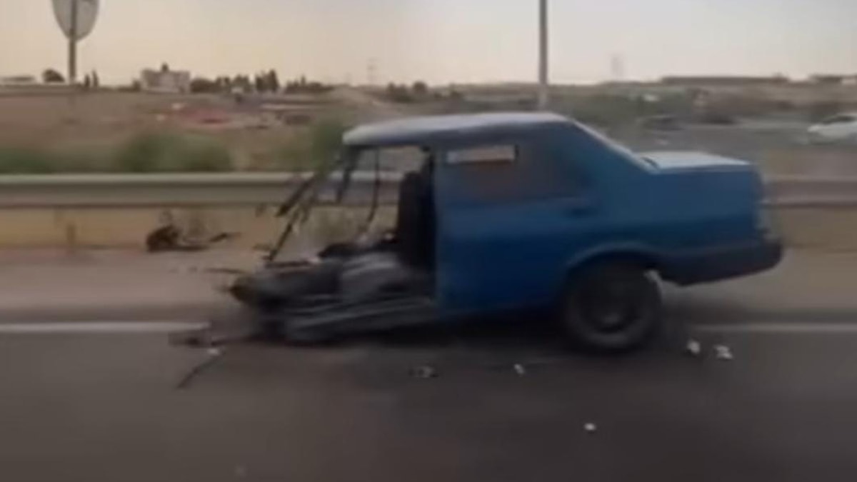 Feci kazada araçlardan biri ikiye bölündü