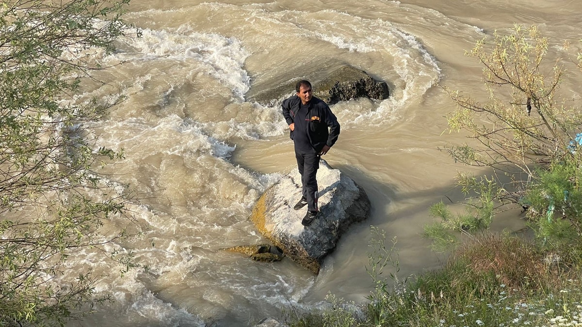 Zap suyuna devrilen otomobildeki öğretmen öldü, polis eşi yaralandı