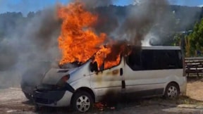 İstanbul'da park halindeki minibüs ve otomobil alev alev yandı