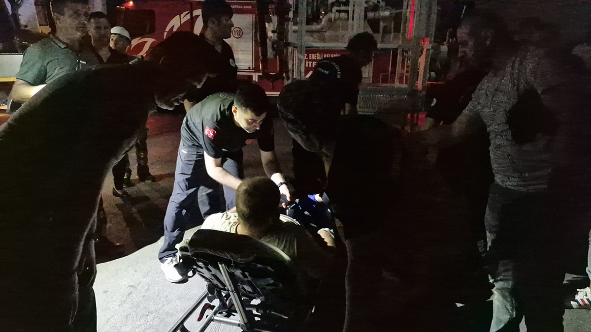 Merdiven yüksek gerilime takıldı, iki işçiyi elektrik çarptı