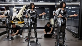 Çin'deki fabrika bilim kurgu filmlerini aratmıyor... Kendi robotlarını yapıyorlar