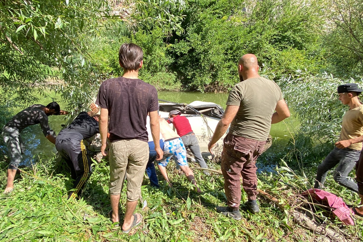 Öğrencileri taşıyan otobüs nehre düştü: 6 ölü