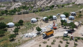 Kapadokya'da kaçak inşa edilen konaklama tesisi yıkıldı