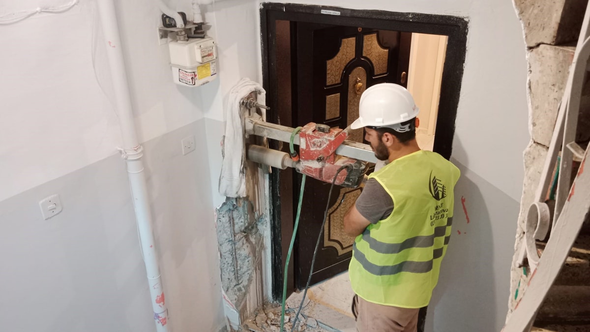 Kısmen çöken binanın çevresindeki 3 binanın da kaçak katları varmış