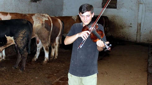 20 yaşındaki Hamit hayvanlarına her gün ahırda keman çalıyor