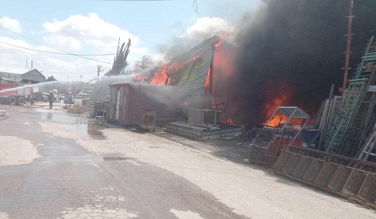 Kereste deposunda yangın