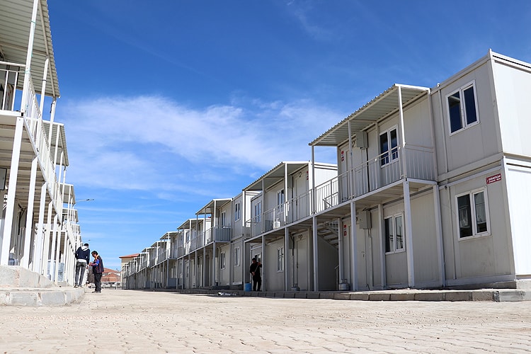 Depremzedelerin yaşadığı konteynerlerdeki boşaltma işlemine tepki