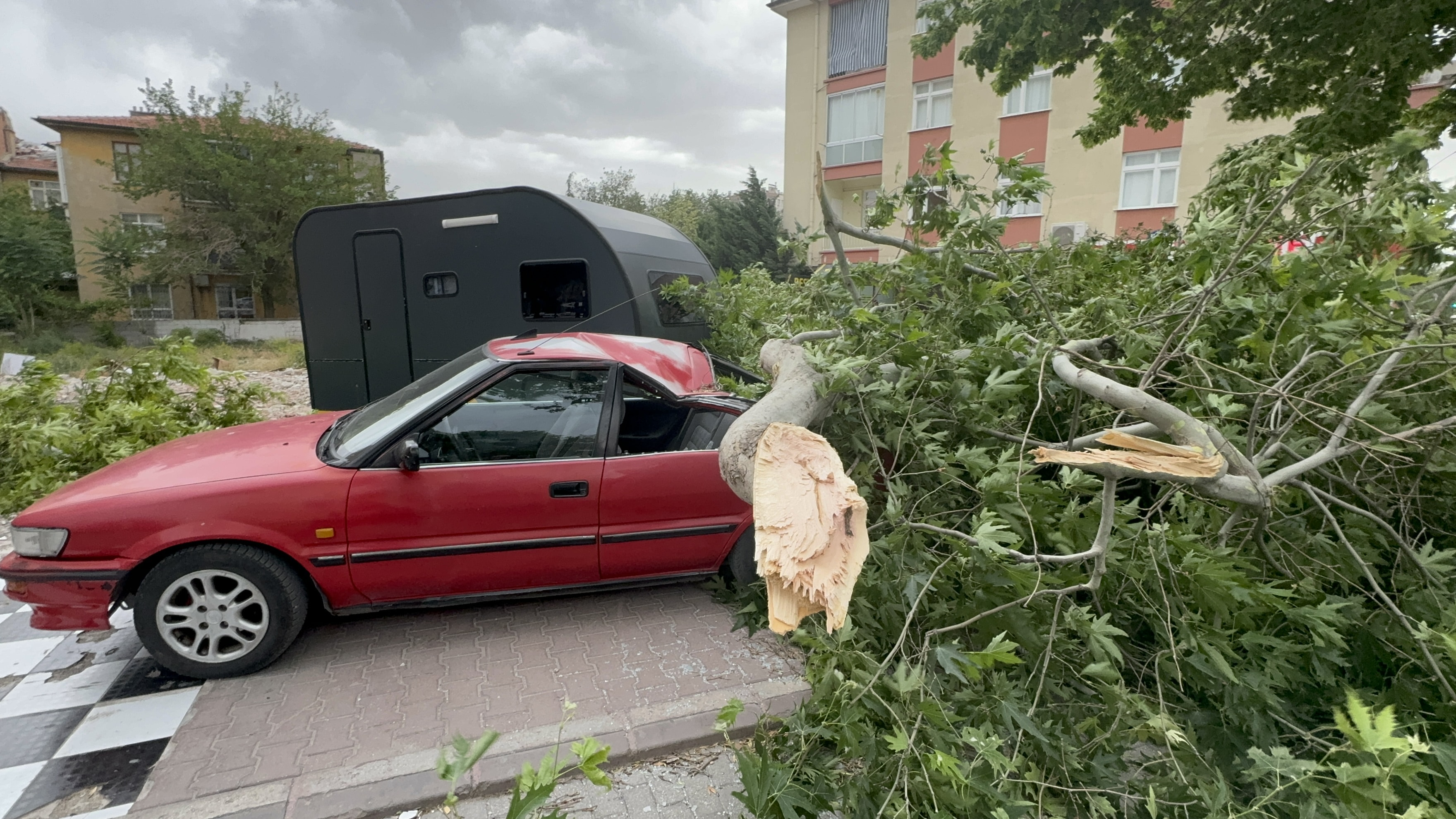 Konya’da şiddetli rüzgar: Ağaçlar söküldü, yangın çıktı