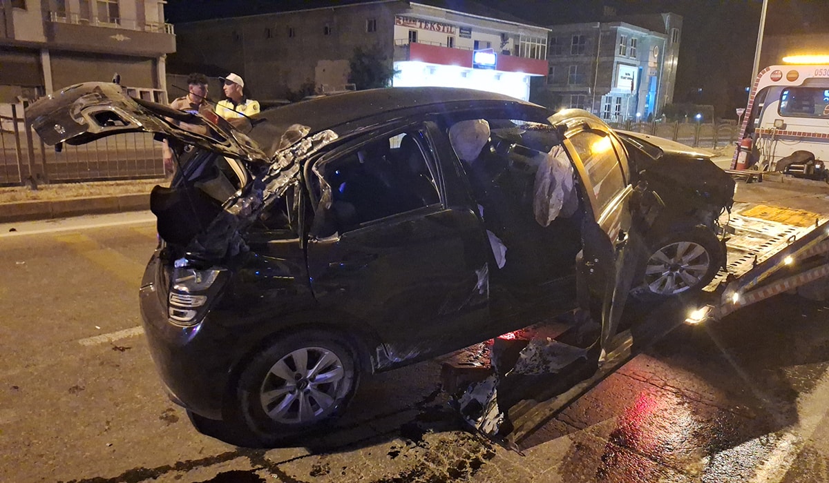 Köpeğe vurmamak için manevra yapınca bariyere çarptı