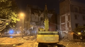 Küçükçekmece'de güvenlik nedeniyle tahliye edilen bina yıkılıyor