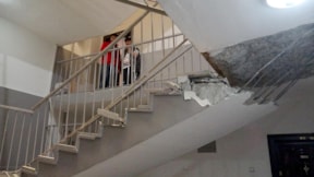 30 yıllık binanın merdivenleri çöktü