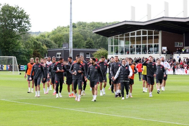 A Milli Futbol Takımı, Almanya'daki ilk idmanını taraftara açık yaptı
