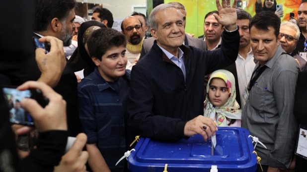 İran'daki seçim yarışında 'Türk aday' Pezeşkiyan önde