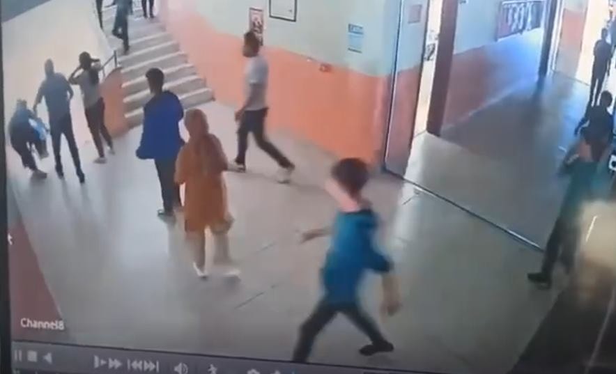 Yabancı uyruklu öğrenci velisinden okul müdürüne zincirli dayak