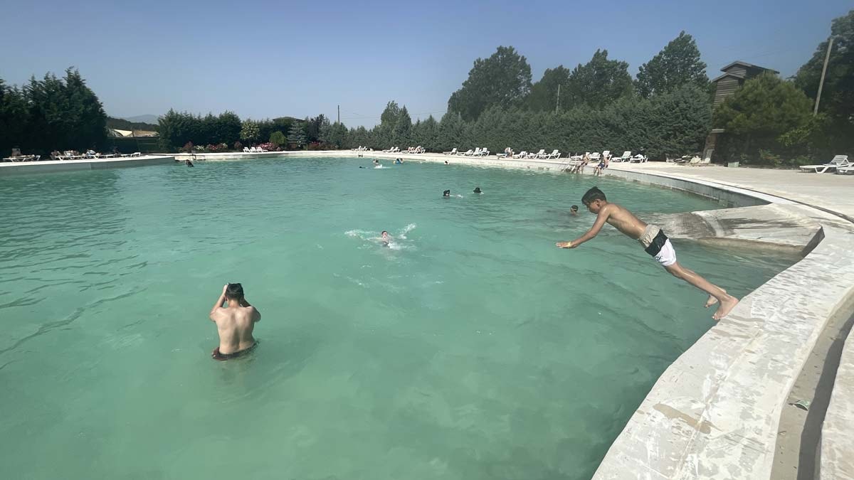Sıcaktan bunalanlar travertenlerdeki havuzlara girdi