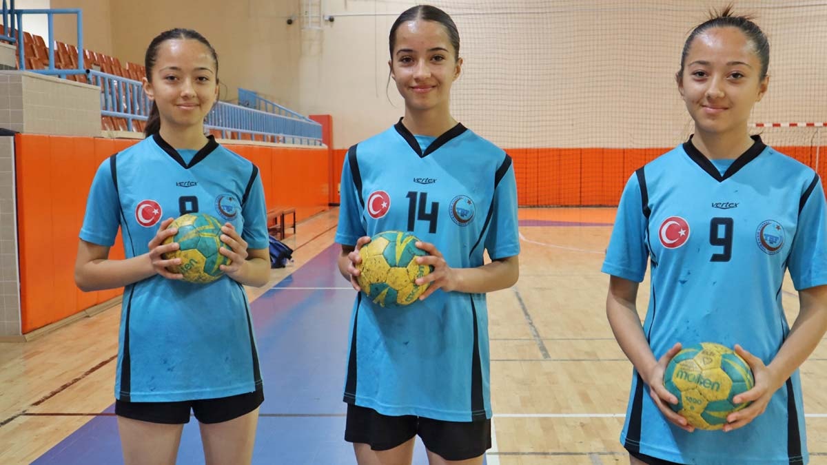 Üçüz kardeşler aynı okulda okuyup, aynı takımda oynuyor