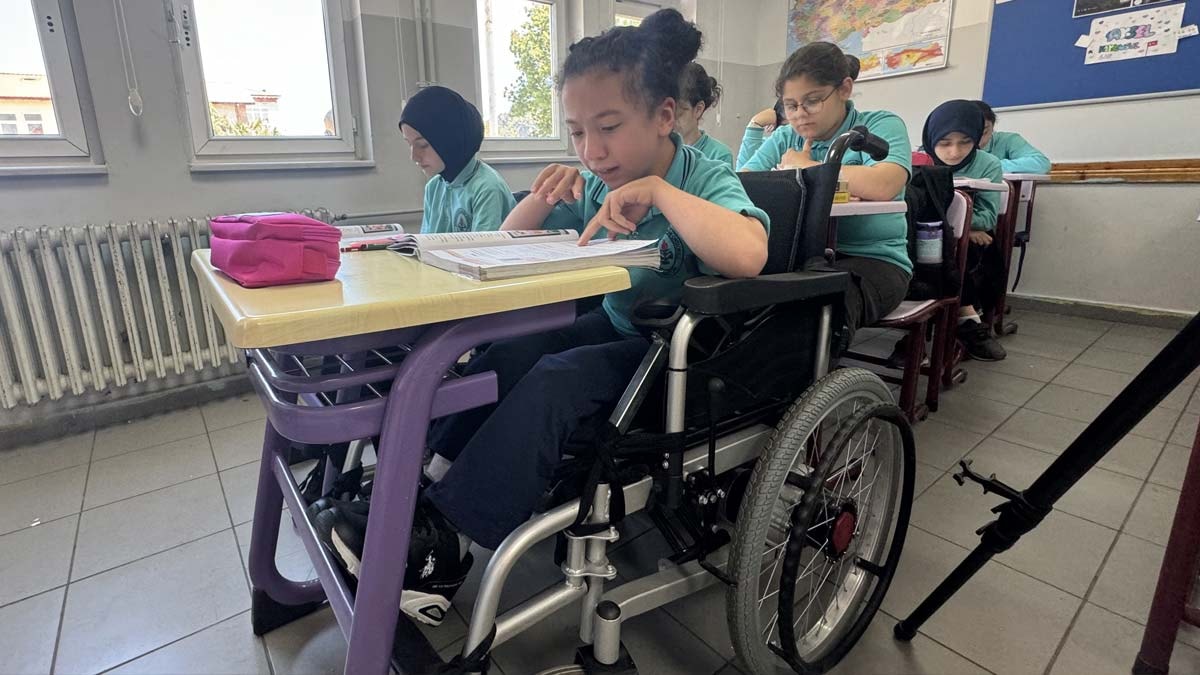 Serebral palsili Nazlı, doktor olma hayalinin peşinden gidiyor