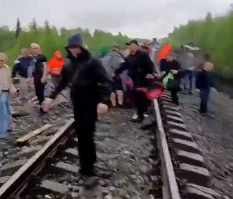 Rusya'da tren raydan çıktı: 70 yaralı