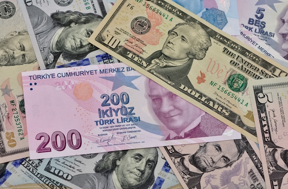 Dolar yeni zirvesine yakın dalgalanıyor