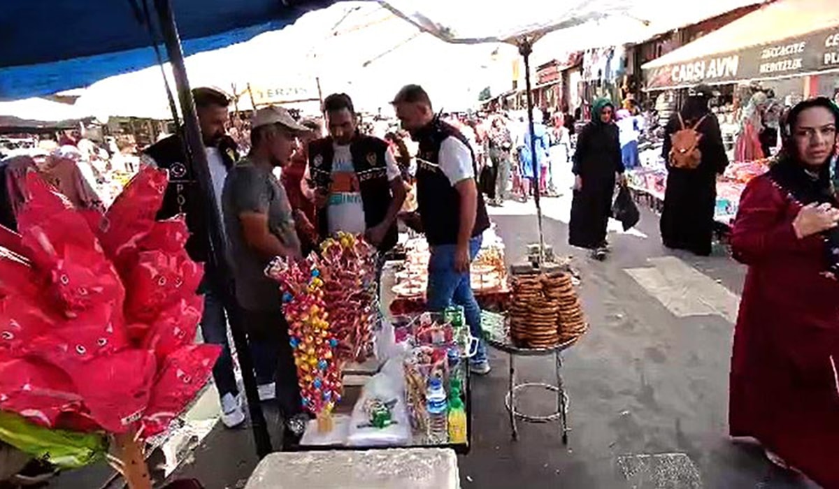 Simitçi kılığına giren polis, hırsız avına çıktı