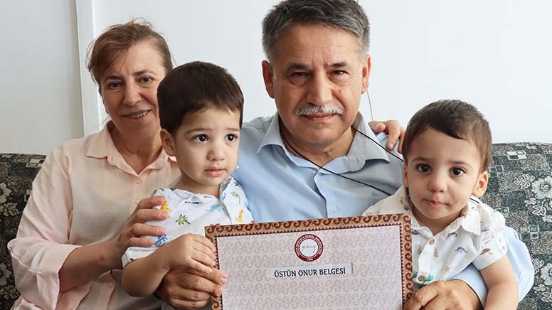 63 yaşında 8. üniversitesini birincilikle bitirdi