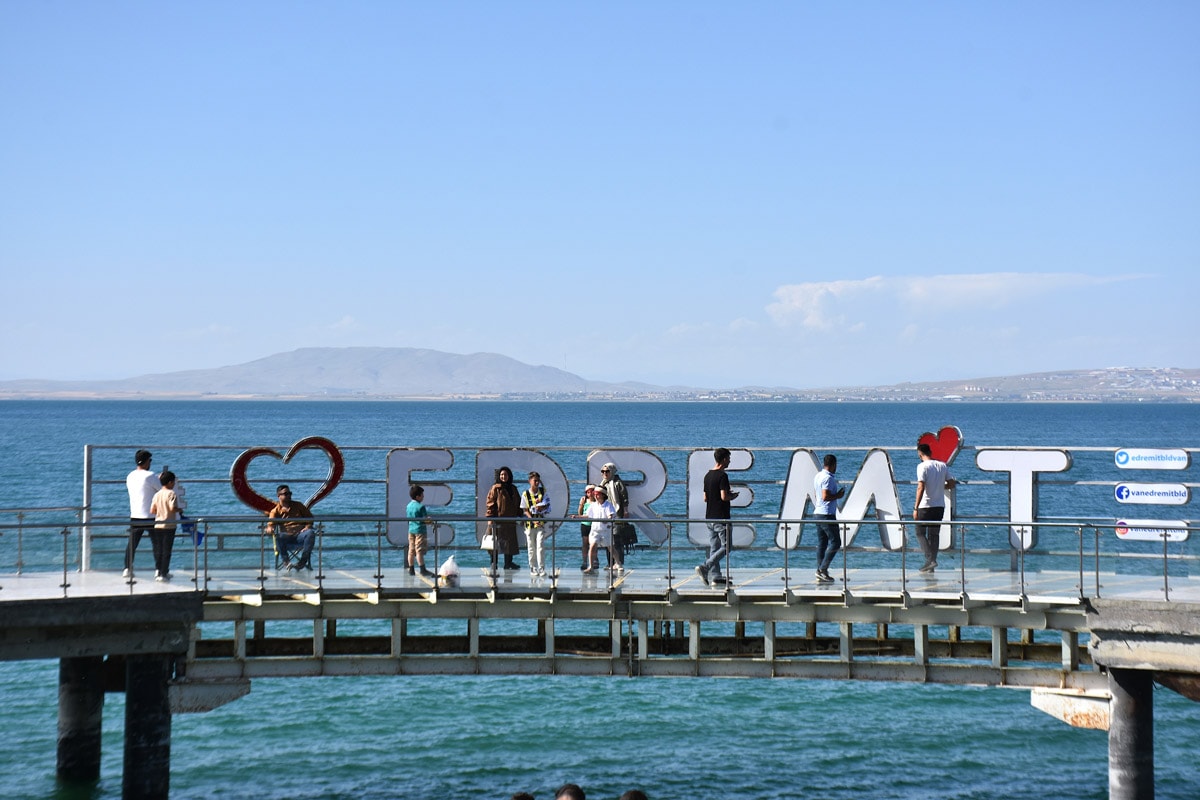 Sıcaktan bunalan vatandaşlar Van Gölü'ne akın etti