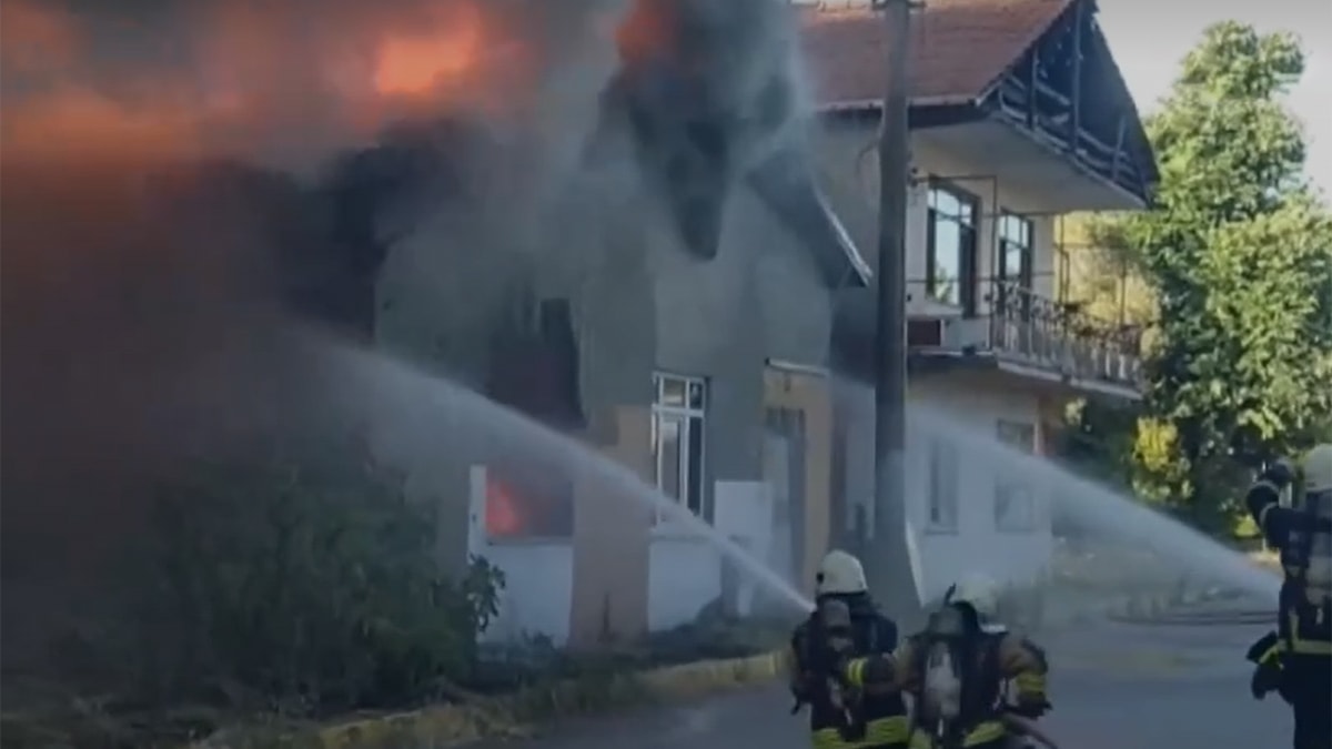 Yangın sonrası ev küle döndü