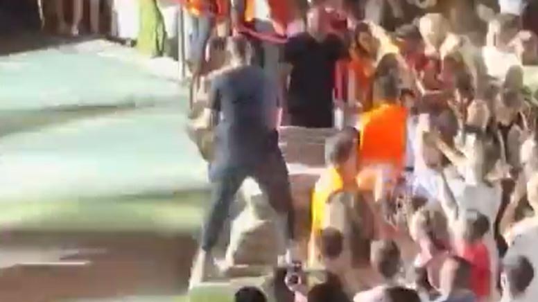 Yıldız Tilbe tarihi yapının üzerine çıkmaya çalışınca görevliler uyardı