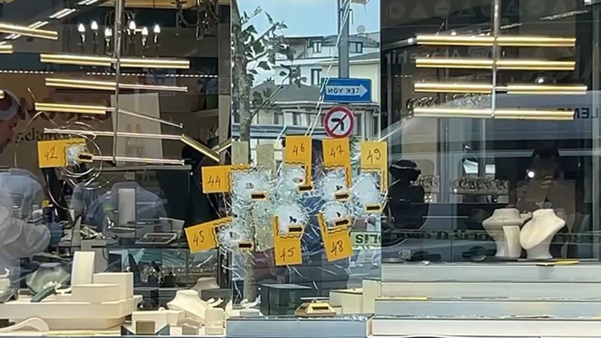 Otomatik silahla kuyumcu soygunu