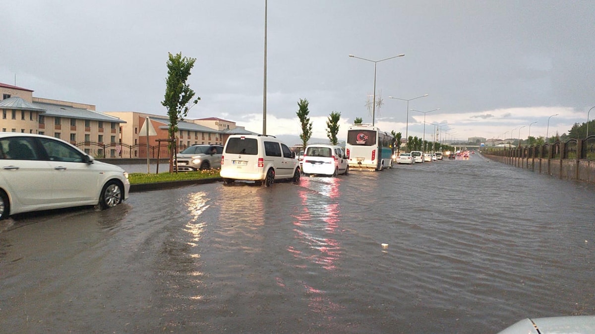 Erzurum’da sağanak sele neden oldu