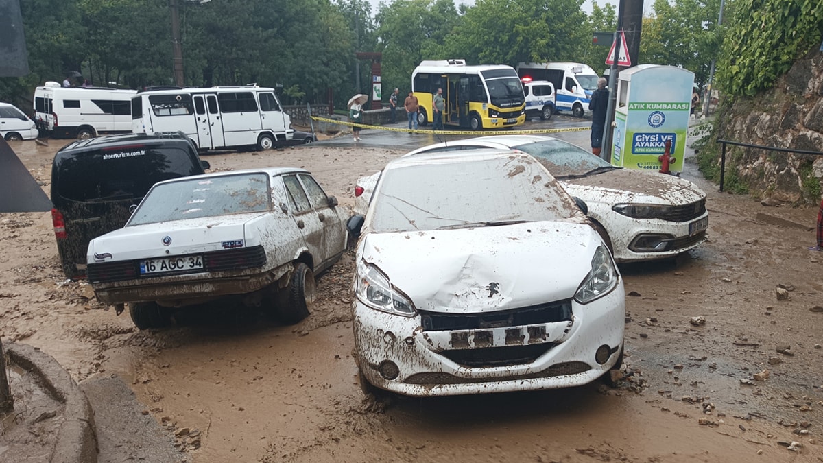 Bursa'da sağanak ve dolu: Ceset bulundu, araçlar suda sürüklendi