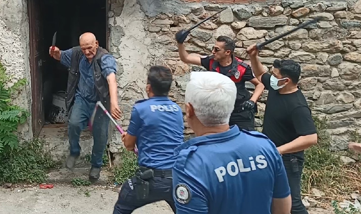 Çöp evde polisi bıçaklamıştı: Ben peygamberim, cumhurbaşkanıyım...