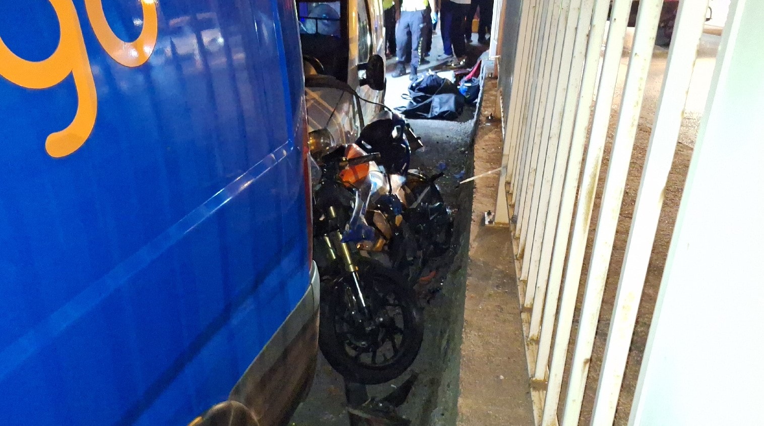 Araç ile duvar arasında sıkışan motosikletli can verdi