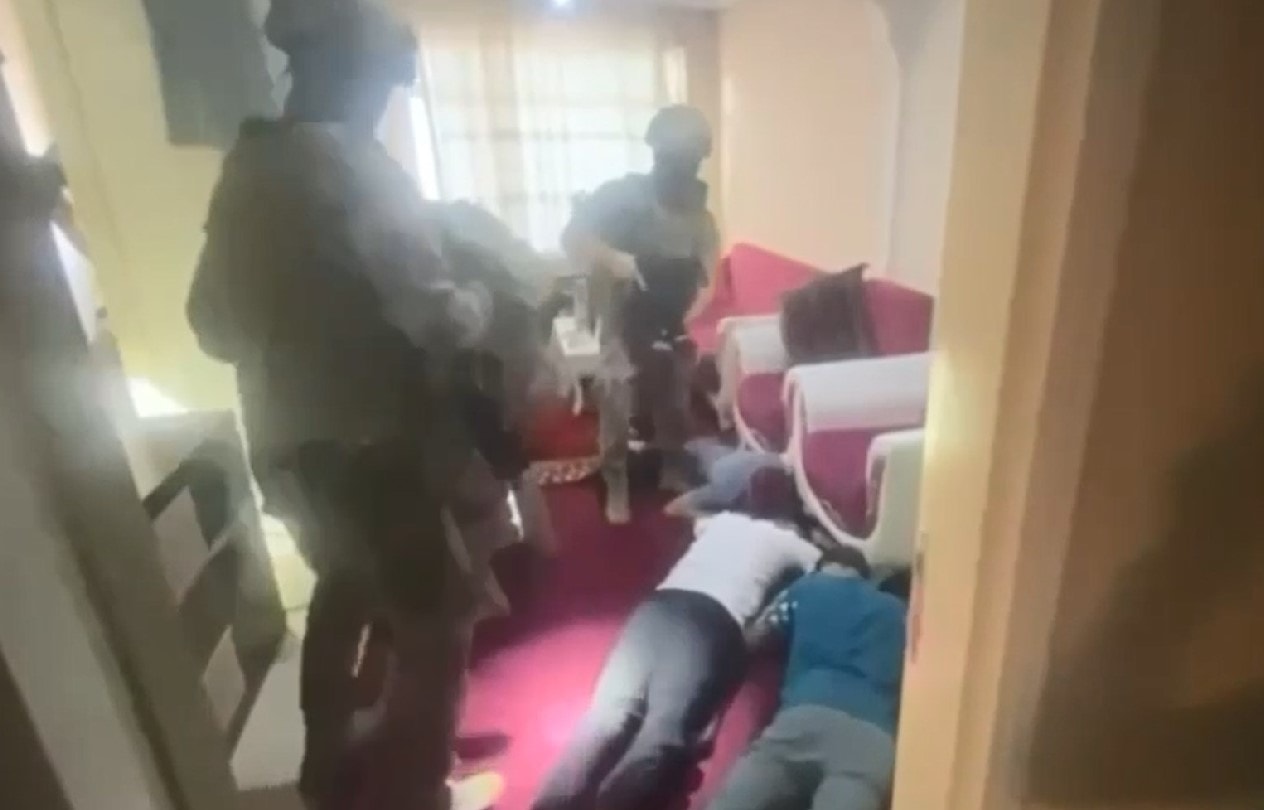 Kaçak göçmenleri fidye için alıkoymuşlar