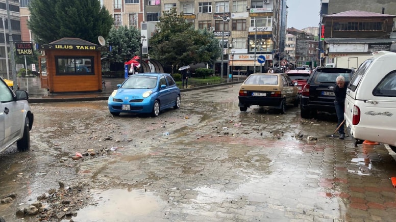 Rize'yi sağanak vurdu, taşlar yerinden söküldü