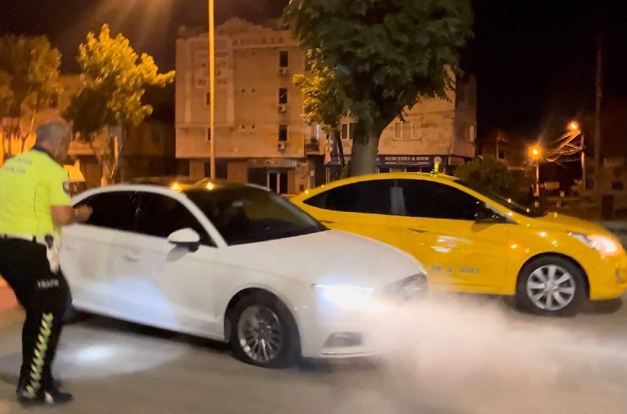 Aracını polislerin üzerine sürdü, patlak lastikle kilometrelerce kaçtı