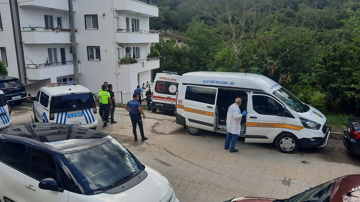 Eski eşini öldürdü, oğlunu yaraladı