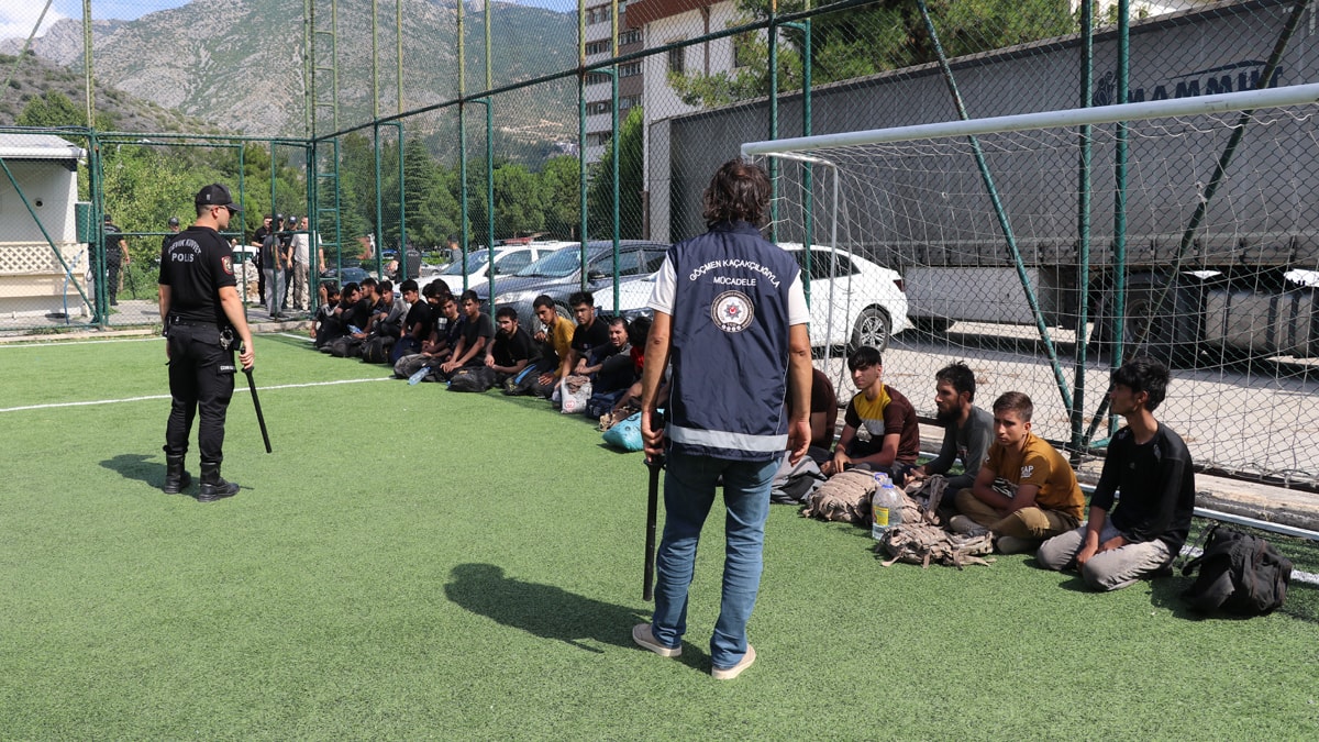 TIR’ın dorsesinden 23 kaçak göçmen çıktı