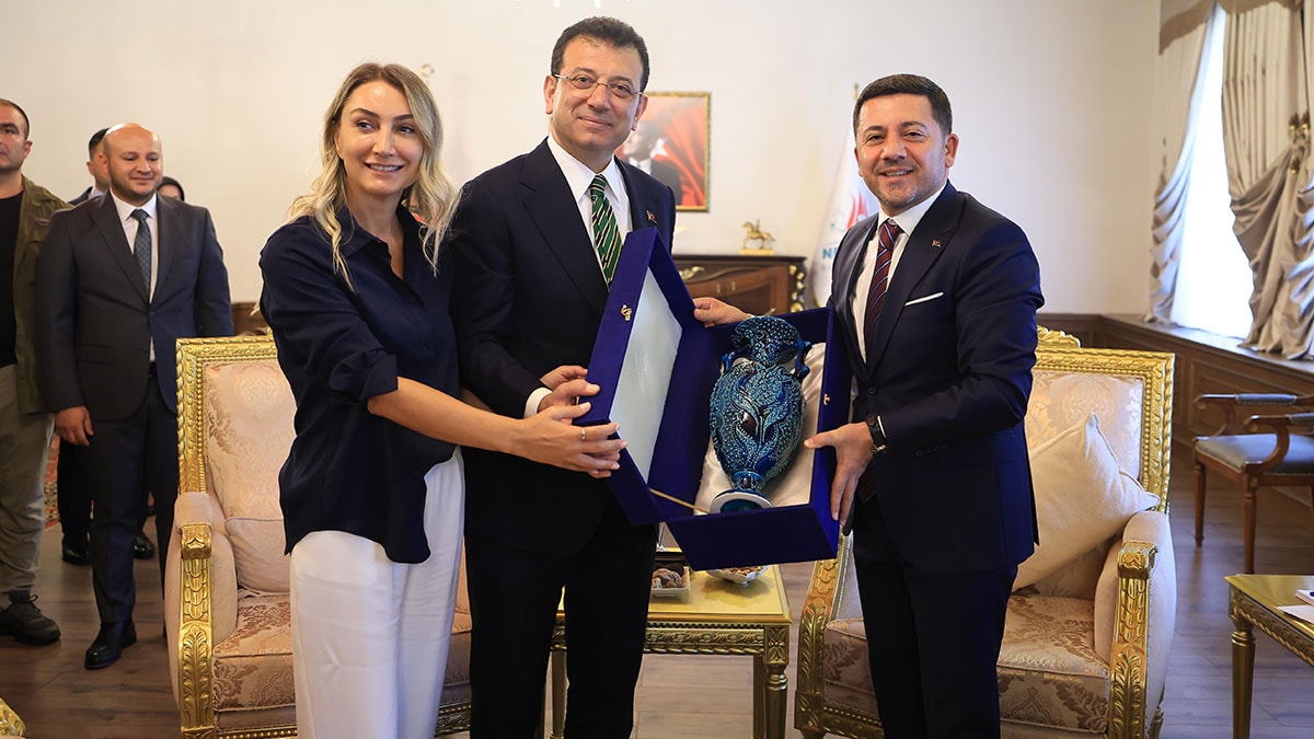 İmamoğlu'ndan iktidara: Gülerek izliyorum