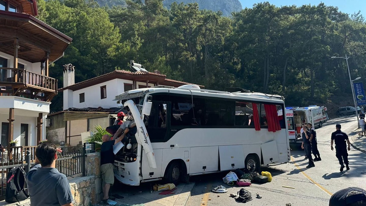 Freni patlayan turist otobüsü kaza yaptı: Ölü ve yaralılar var