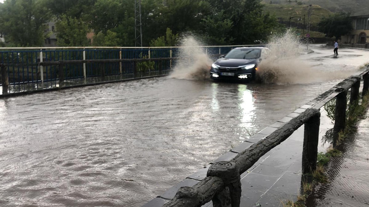 Kars'ta fırtına ve sağanak: Yollar göle döndü, ağaç devrildi