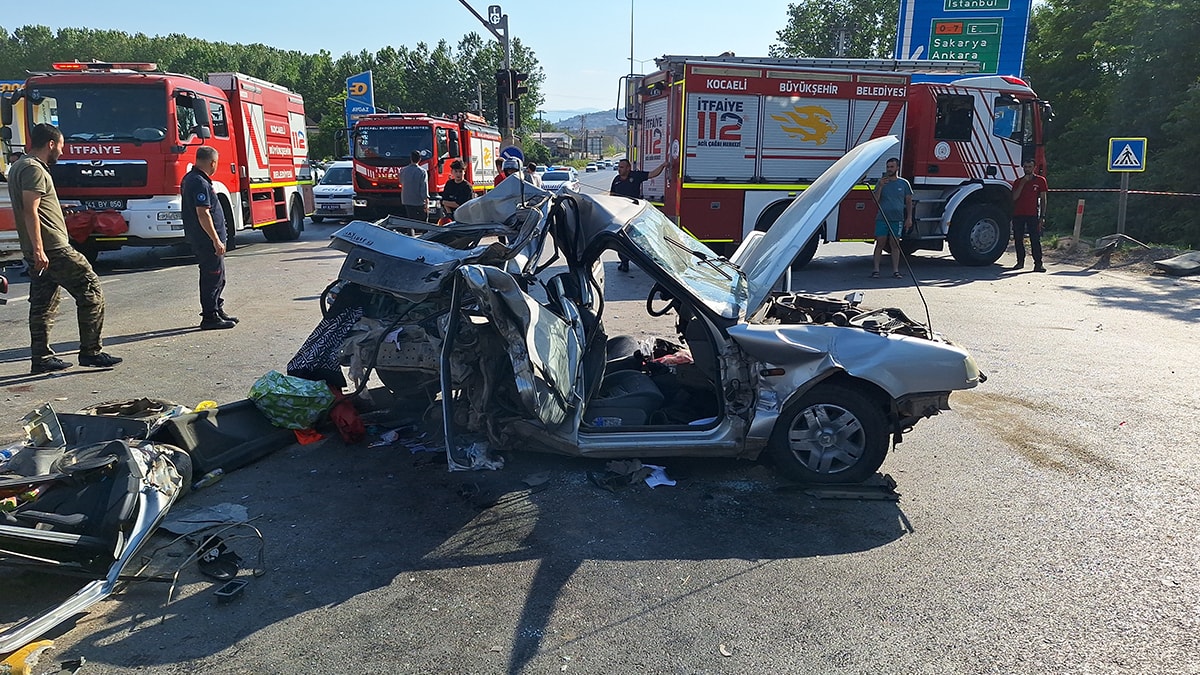 TIR'ın çarptığı araçtaki iki kardeş can verdi