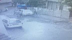 İstanbul'da yol çöktü, iki araç içine düştü