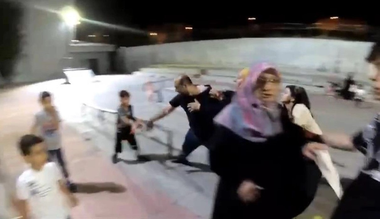 Küçük çocuğa bisiklet parkurunda saldırdılar