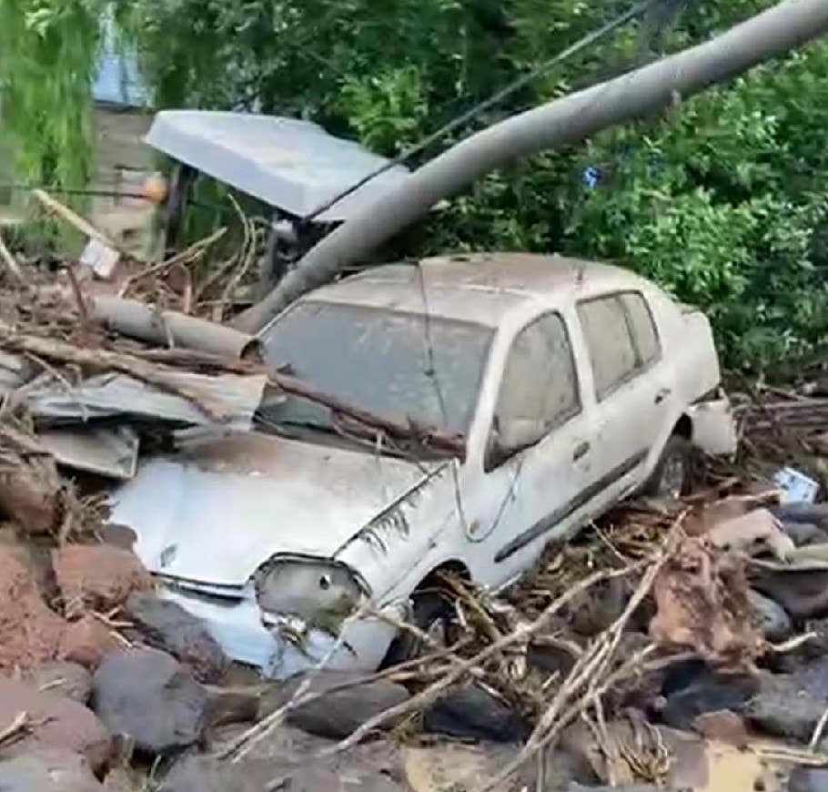 Sel vurdu, araçlar sürüklendi... Çok sayıda ev kullanılamaz hale geldi