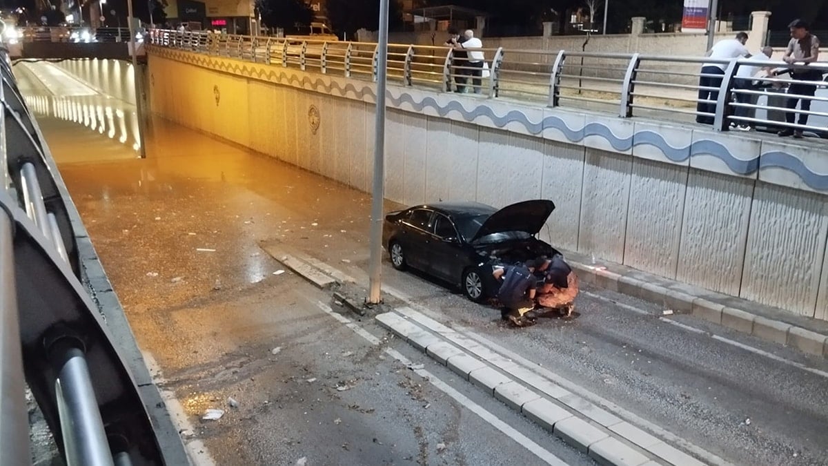 Sağanakta araçta mahsur kaldılar