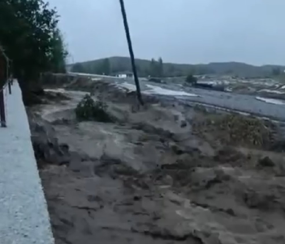 Sivas'ı dolu ve sağanak vurdu