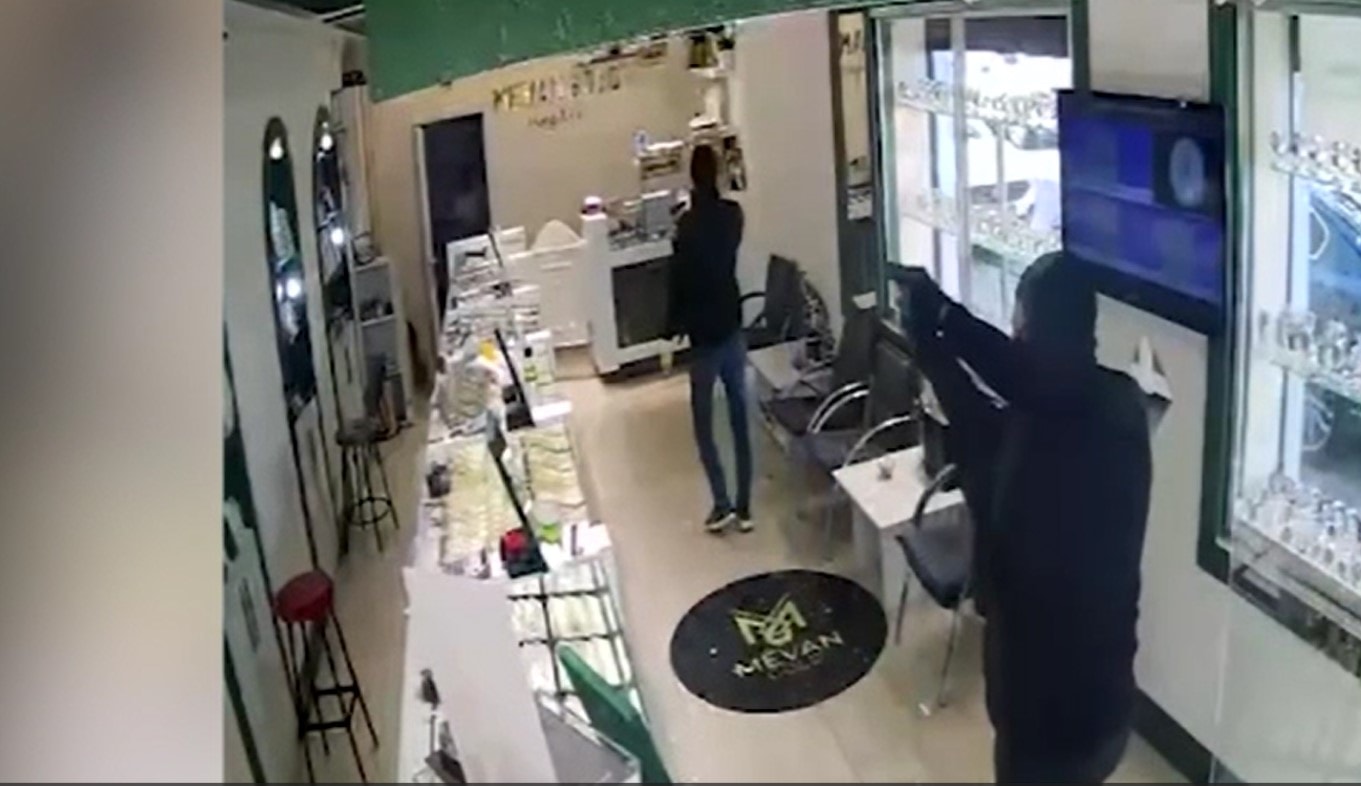 Silahlı kuyumcu soygunu güvenlik kamerasında