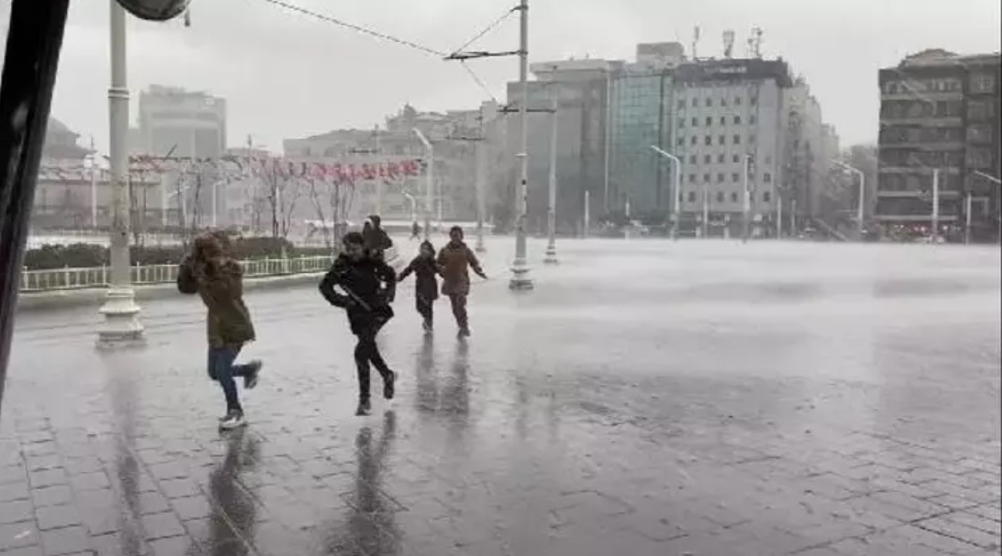 Adım adım yurdu saracak... Meteoroloji'den peş peşe sağanak uyarıları