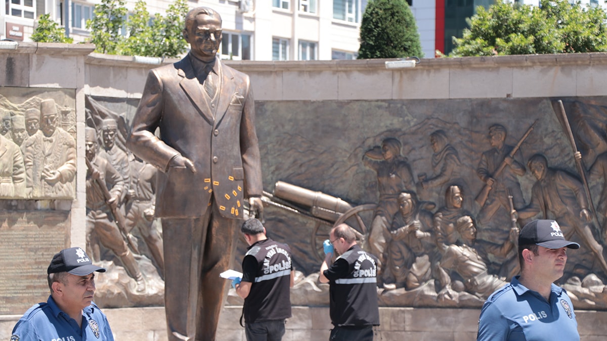 Atatürk anıtına çirkin saldırı... Hapis cezası istendi